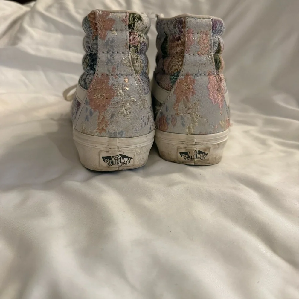 EUC Vans Sk8 Hi Tapestry Skate Shoes in Multi Snow White Floral